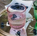 La Rochere Ouessant Rose szklanka 260 ml na stoliku z borówkami.jpg