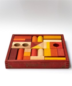 Wooden Story zestaw 30 kolorowych klocków w czerwonej skrzynce, ekologiczne drewno