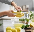 Joseph Joseph JuiceMax — wyciskacz do cytrusów z pokrętłem, zielony