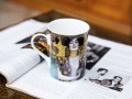 Carmani porcelanowy kubek 360 ml, motyw: Gustav Klimt, Judyta - aranżacja z książką.jpg