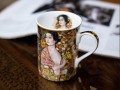 Carmani porcelanowy kubek 360 ml, motyw: Gustav Klimt, Tancerka - obok książki.jpg