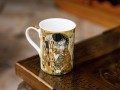 Carmani porcelanowy kubek 360 ml, G. Klimt, Pocałunek, kremowe tło - aranżacja.jpg